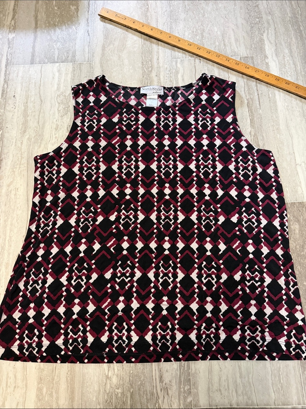 NorthStyle Geometric Print Sleeveless Tank Top - Black & Burgundy
